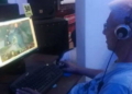 Saran dokter, kakek berusia 66 tahun ini rutin bermain dota 2 untuk kesehatannya!