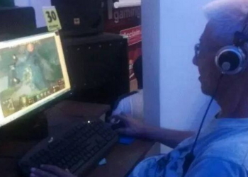 Saran dokter, kakek berusia 66 tahun ini rutin bermain dota 2 untuk kesehatannya!