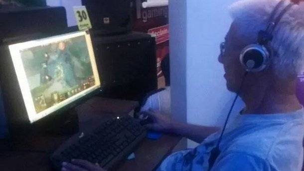 Saran dokter, kakek berusia 66 tahun ini rutin bermain dota 2 untuk kesehatannya!