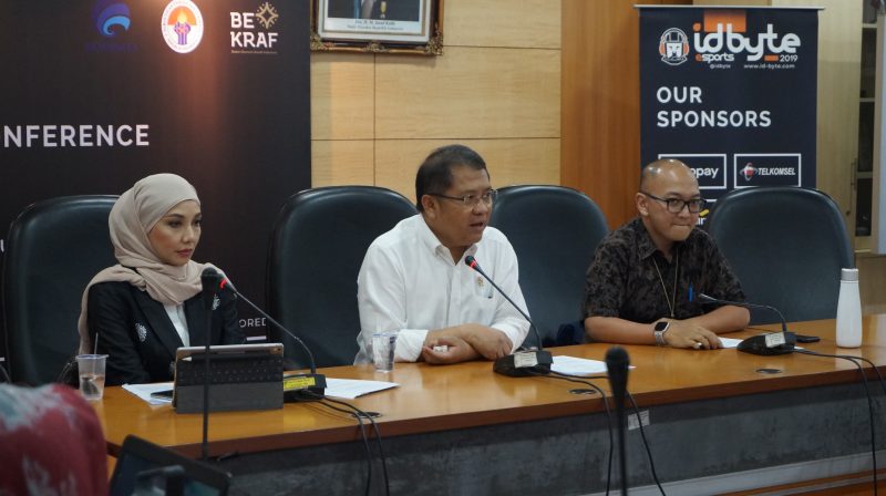 Dukung Diselenggarakannya IDBYTE ESPORTS 2019, Bekraf Optimis Akan Masa Depan Industri Esports Indonesia 1 Menkominfo Rudiantara (tengah) Bersama Chairwoman Shinta Dhanuwardoyo IDBYTE ESPORTS 2019 (kiri) Dan Bapak Menhariq Noor Kepala Sub Direktorat Perancangan TIK (kanan) Dalam Peluncuran IDBYTE 2019
