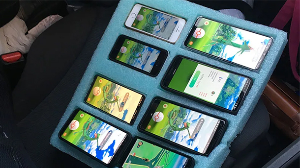 Polisi pergoki pria bermain pokemon go di dalam mobil dengan 8 smartphone sekaligus!