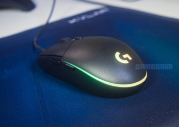 Logitech g102 lightsync mouse on mousepad closeup gamedaim review