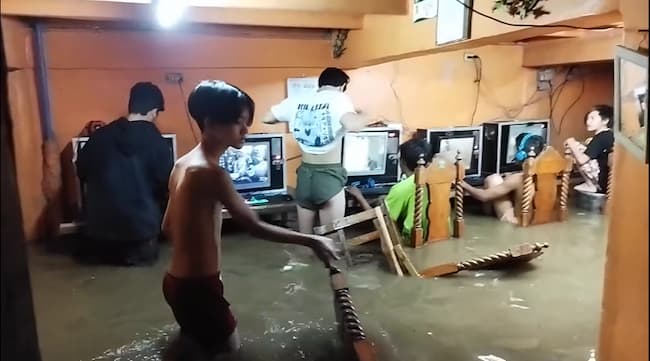 Main di tengah banjir