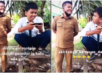 Terlalu asyik bermain game, murid ini tak sadar gurunya berada di belakang