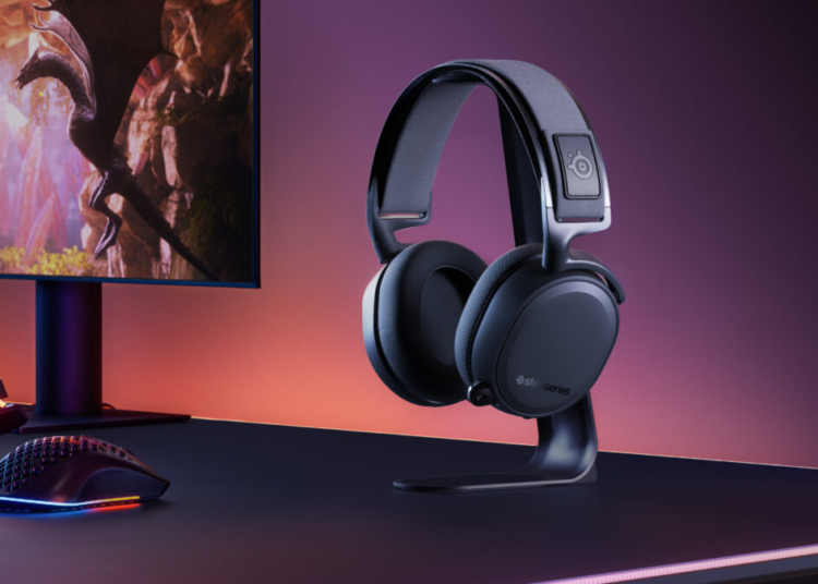 Arctis 7+ black insitu desk wide