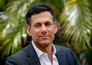 Strauss zelnick tetap menjadi ceo take-two interactive