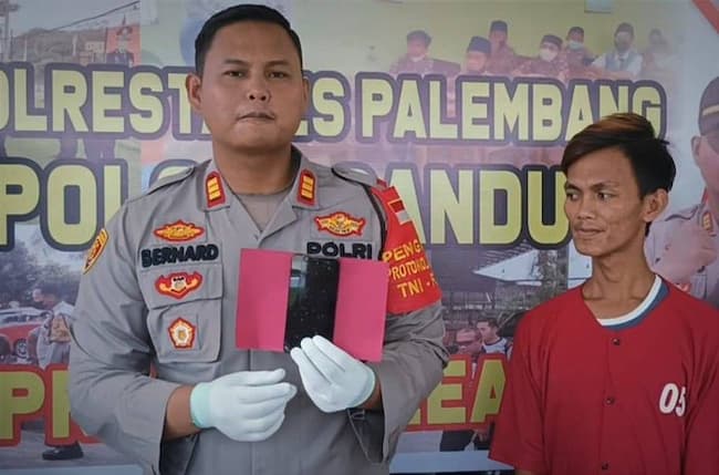 Pemuda menjambret hp emak emak