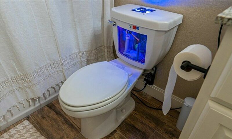 Seorang YouTuber Buat PC Gaming Yang Bekerja Layaknya Toilet | Gamedaim