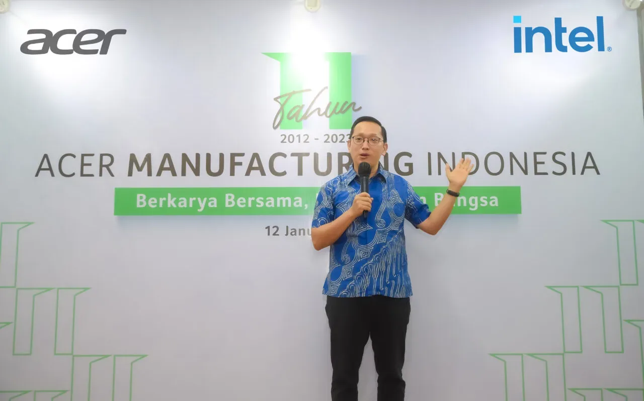 Pre ident director acer indone ia herbet ang  edang memberikan opening  peech dalam agenda 11 tahun acer manufacturing indone ia