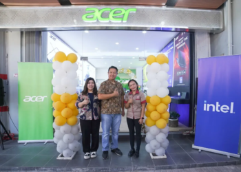 [kiri ke kanan] ibu yenny santoso branch manager area jawa timur; bapak john kusuma store owner kharisma; ibu lolyta branch manager kharisma.