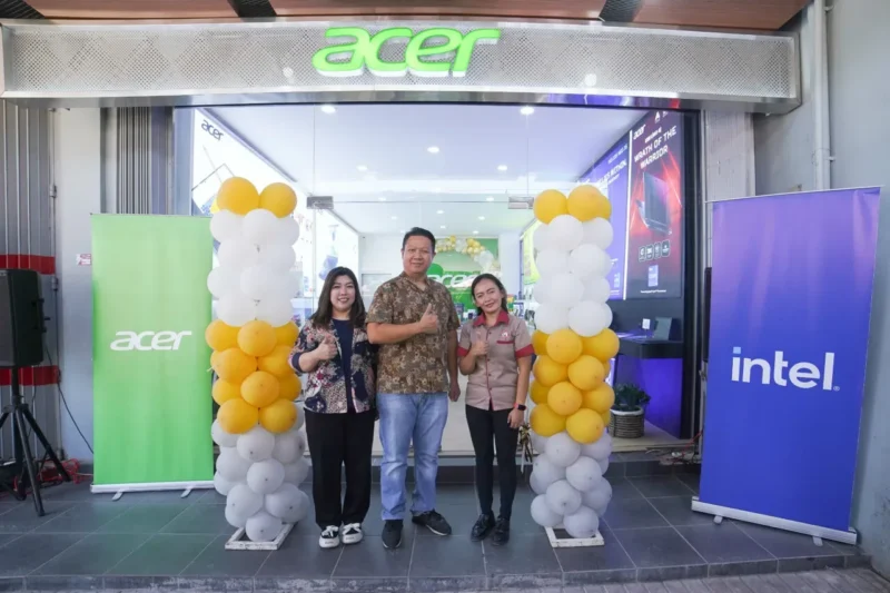 [kiri Ke Kanan] Ibu Yenny Santoso Branch Manager Area Jawa Timur; Bapak John Kusuma Store Owner Kharisma; Ibu Lolyta Branch Manager Kharisma.