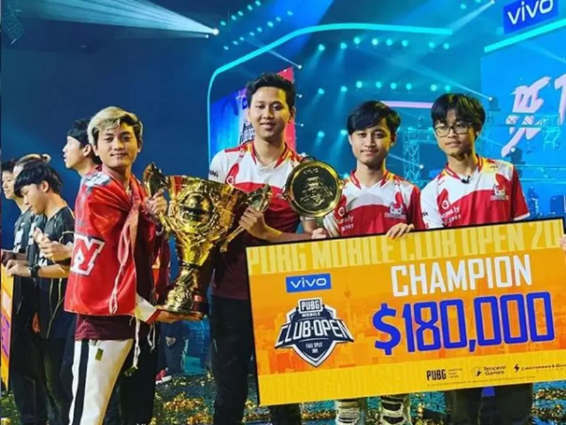 Piala turnamen esports yang memiliki bentuk unik pmcoo