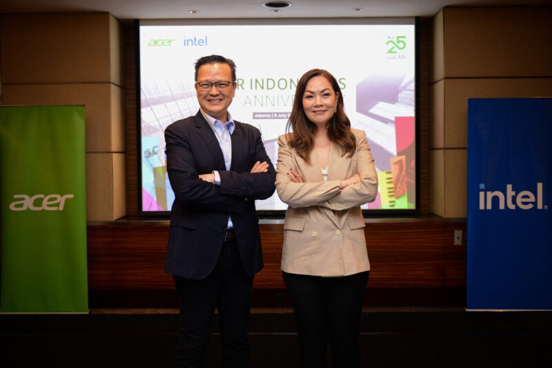 Dari Kiri Ke Kanan Andrew Hou, President Of Acer Pan Asia Pacific Operations Dan Leny Ng, President Director Of Acer Indonesia