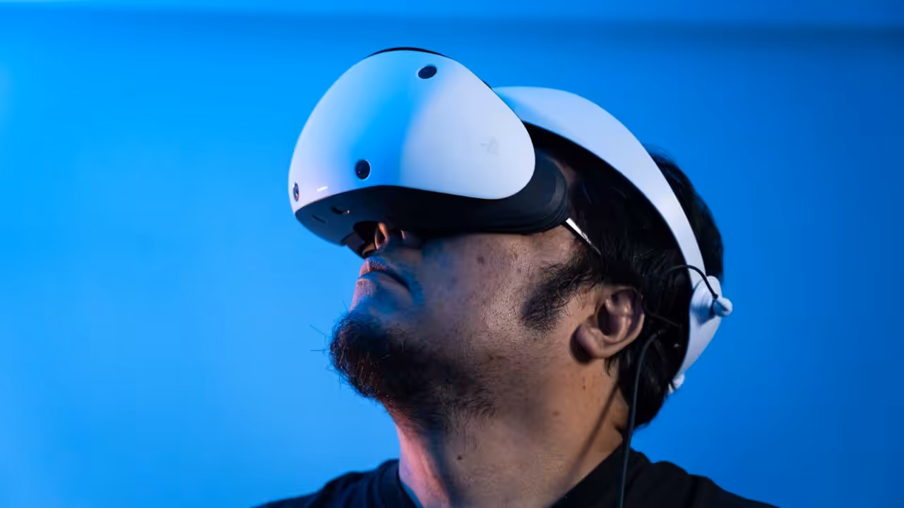 Bloomberg: Apple dan Sony Rencanakan Dukungan Kontroler PlayStation VR2 untuk Apple Vision Pro 9 Bloomberg: Apple dan Sony Rencanakan Dukungan Kontroler PlayStation VR2 untuk Apple Vision Pro