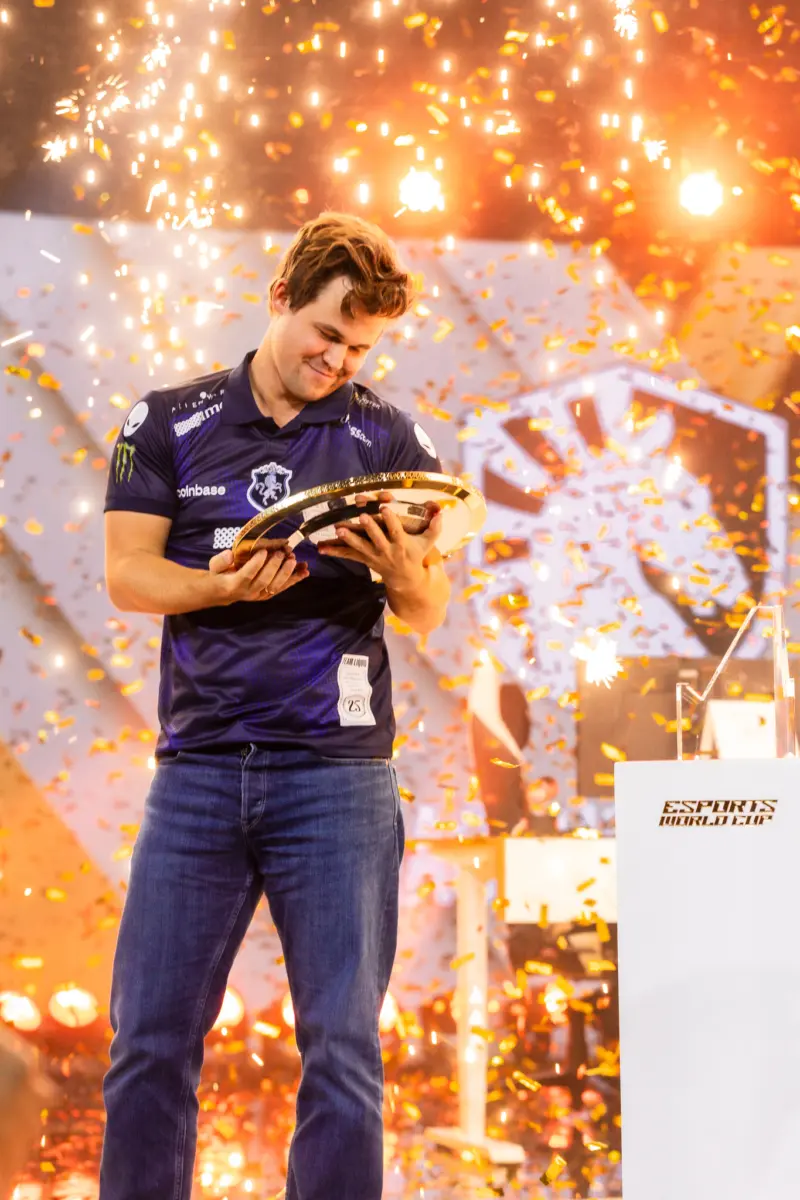 Magnus carlsen juara chess ewc 2025