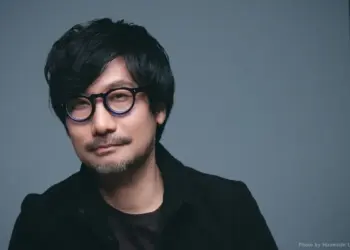 Sebelum giat di industri game, hideo kojima hampir bekerja di industri farmasi