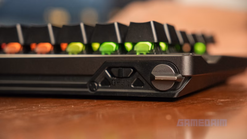 Gambar ASUS ROG Falcata Gamedaim yang menunjukkan desain dan fitur utama
