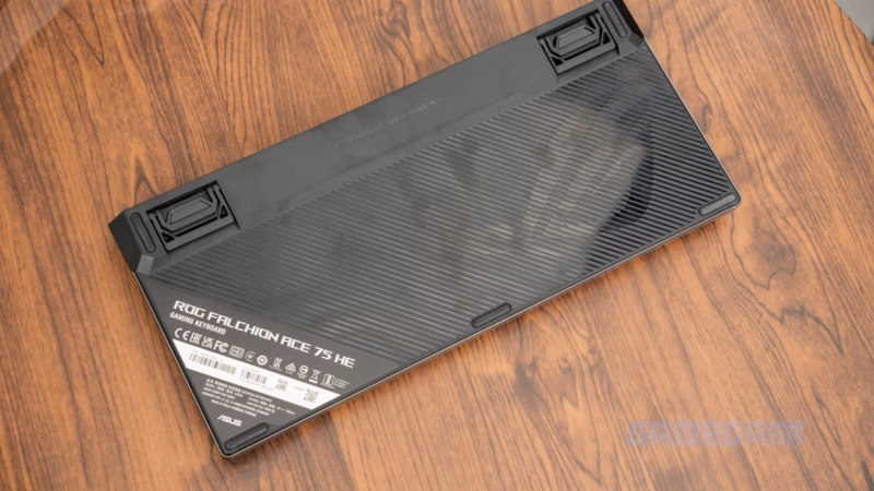 Gamer menggunakan ASUS ROG Falchion Ace 75 HE dalam sesi permainan