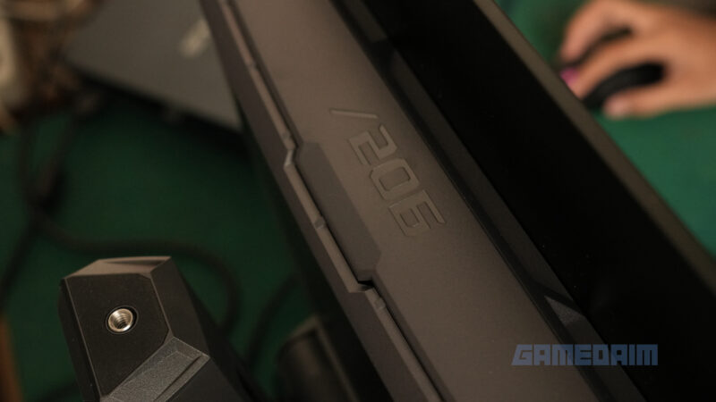 Monitor gaming ASUS ROG Strix OLED XG32UCWG dengan layar besar dan kualitas gambar tinggi