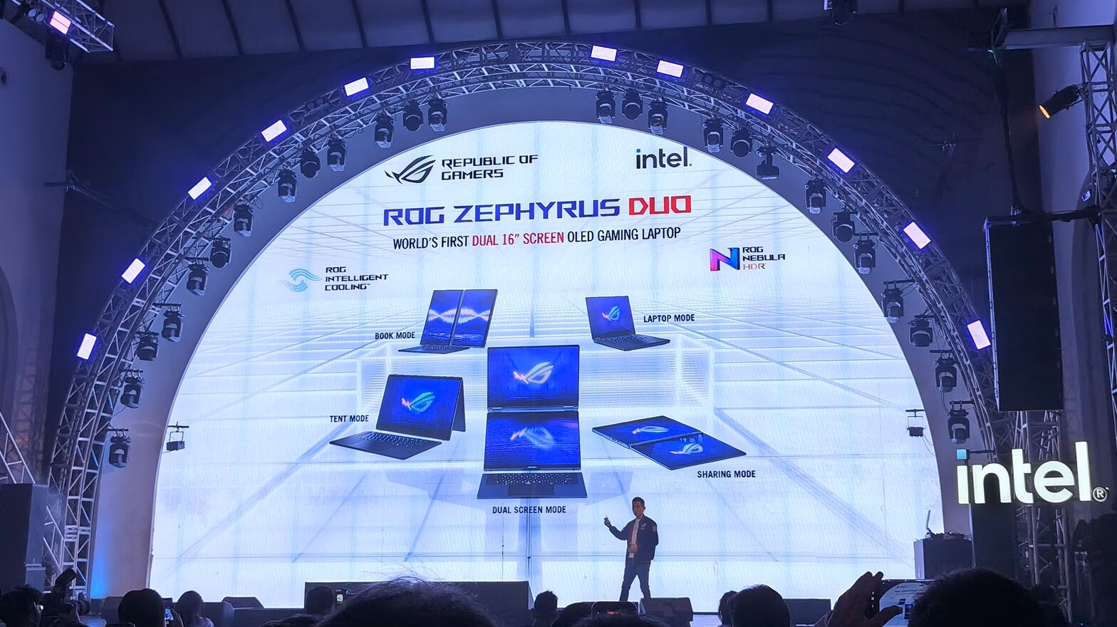 ASUS ROG Hadirkan ROG Zephyrus Duo di Indonesia, Laptop Gaming Dual-Screen OLED Pertama di Dunia 1 ASUS ROG memperkenalkan ASUJS ROG Zephyrus Duo