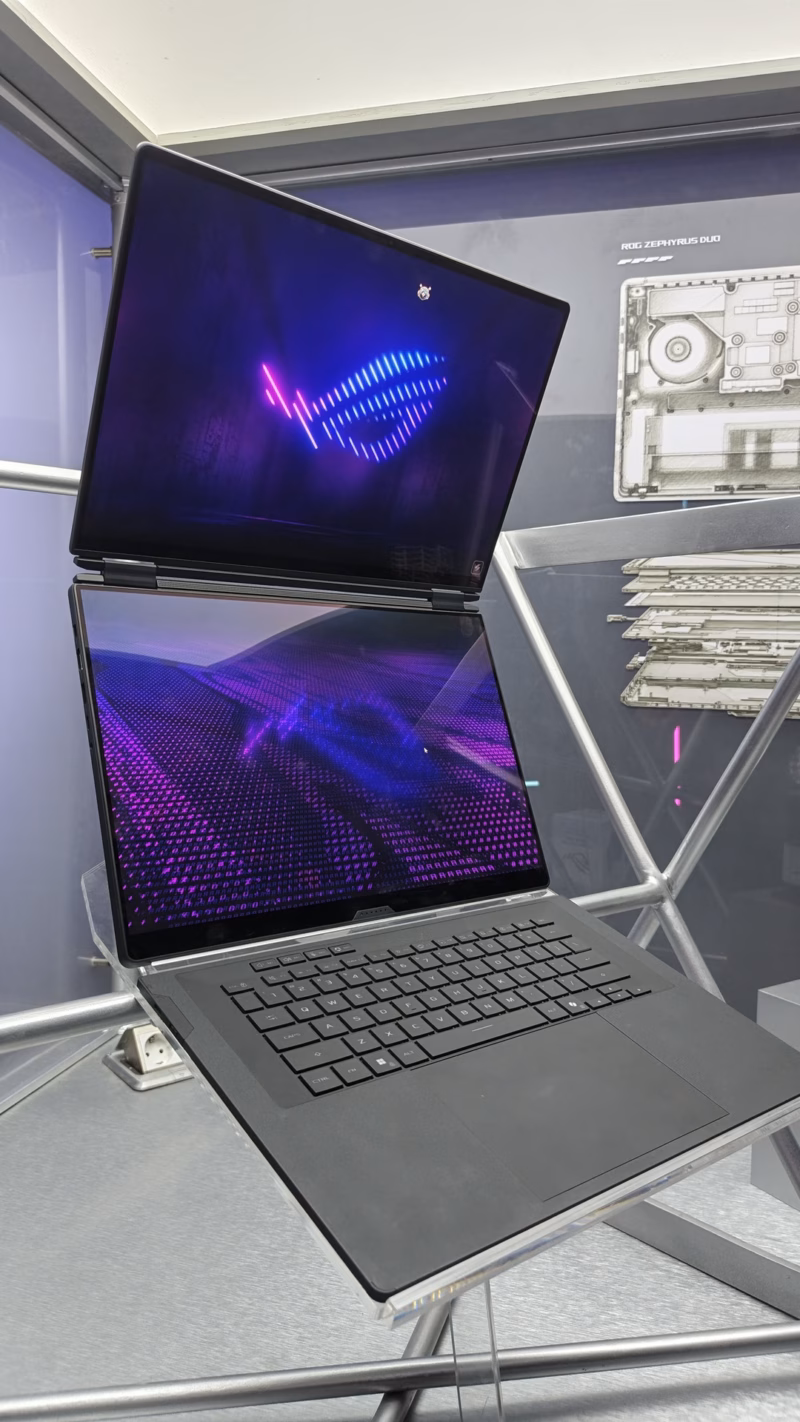 ASUS ROG Hadirkan ROG Zephyrus Duo di Indonesia, Laptop Gaming Dual-Screen OLED Pertama di Dunia 2 Gambar tampilan samping ASUS ROG Zephyrus Duo menunjukkan desain laptop gaming dengan layar ganda