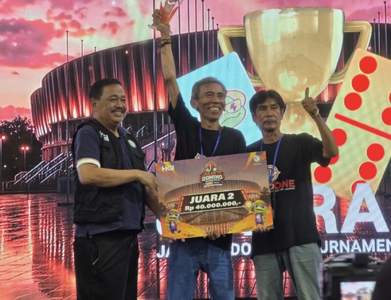 Pemain menerima medali juara kedua dalam kompetisi gaming besar