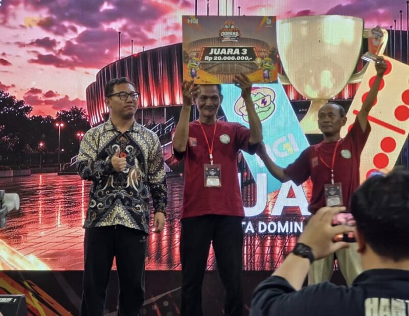 Pemenang juara 3 menerima trofi dalam kompetisi gaming