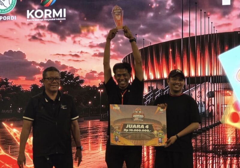 Pemain menerima penghargaan Juara 4 di kompetisi game besar