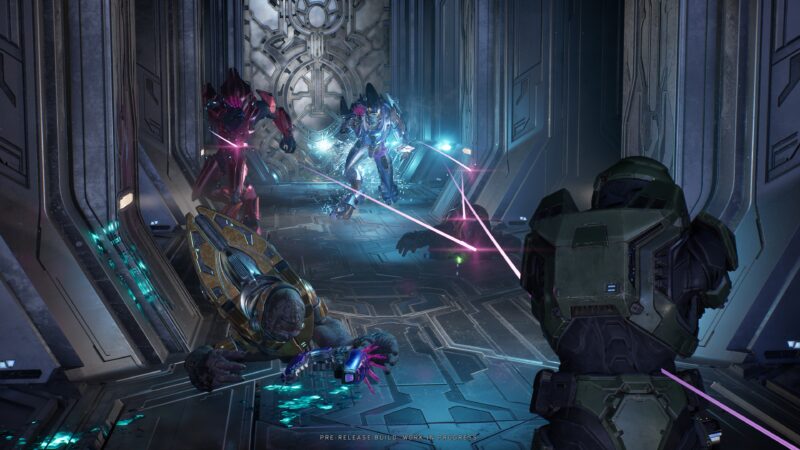 Gambar promosi Halo Campaign Evolved menampilkan cover game dan disc fisik
