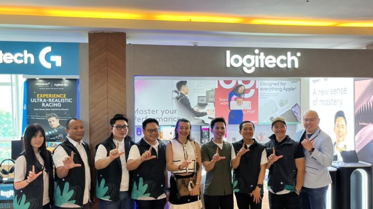 Gambar acara peresmian toko Logitech PIM dengan logo dan dekorasi resmi