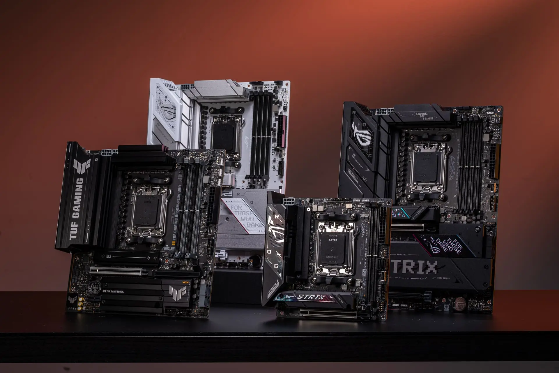 Harga Motherboard PC Diprediksi Naik pada Akhir 2026 1 Grafik dan ilustrasi motherboard PC dengan tren kenaikan harga menjelang akhir 2026