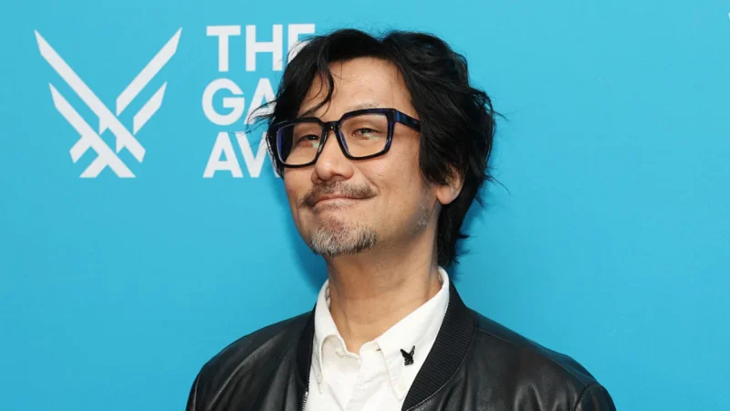 Anggaran Physint Hideo Kojima Berkurang Setelah Bergabung ke Xbox 3 Hideo Kojima dengan logo Xbox di latar belakang menunjukkan perubahan anggaran Physint