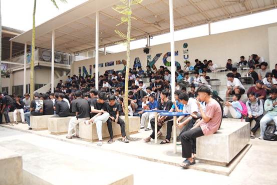 Gambar yang menampilkan perangkat teknologi dan elemen gaming modern