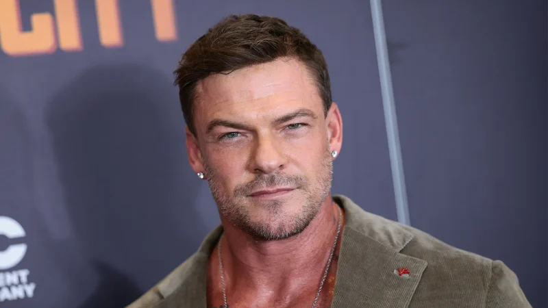 Poster film Helldivers menampilkan Alan Ritchson sebagai pemeran utama